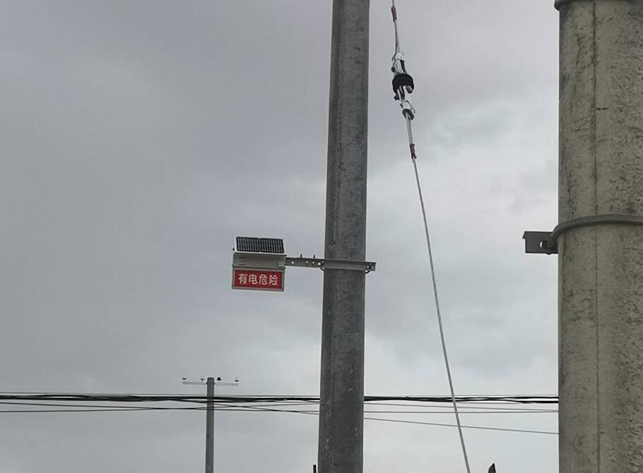 甘肅電力安裝防外破警示牌，為電力防護(hù)增添“保護(hù)傘”